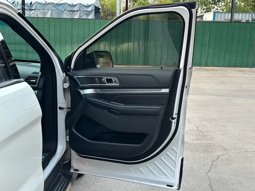Ford Explorer (Import) — миниатюра 16