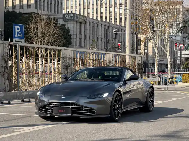 ASTON MARTIN V8 VANTAGE