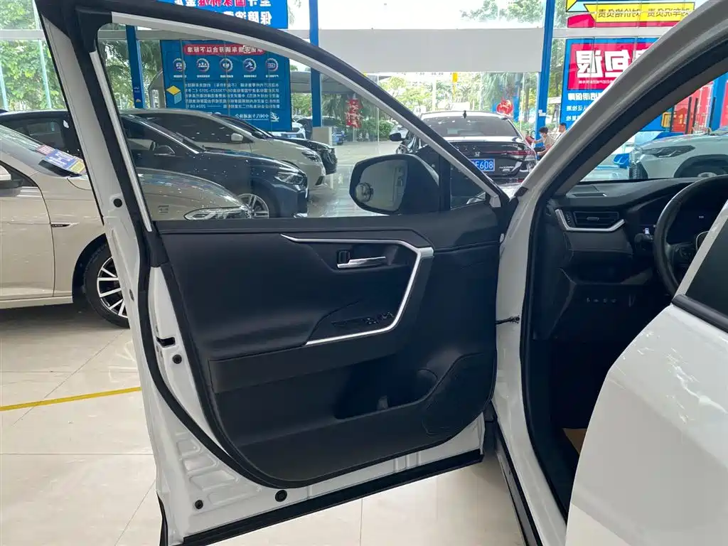 Toyota RAV4 2023 2.0L CVT Plus