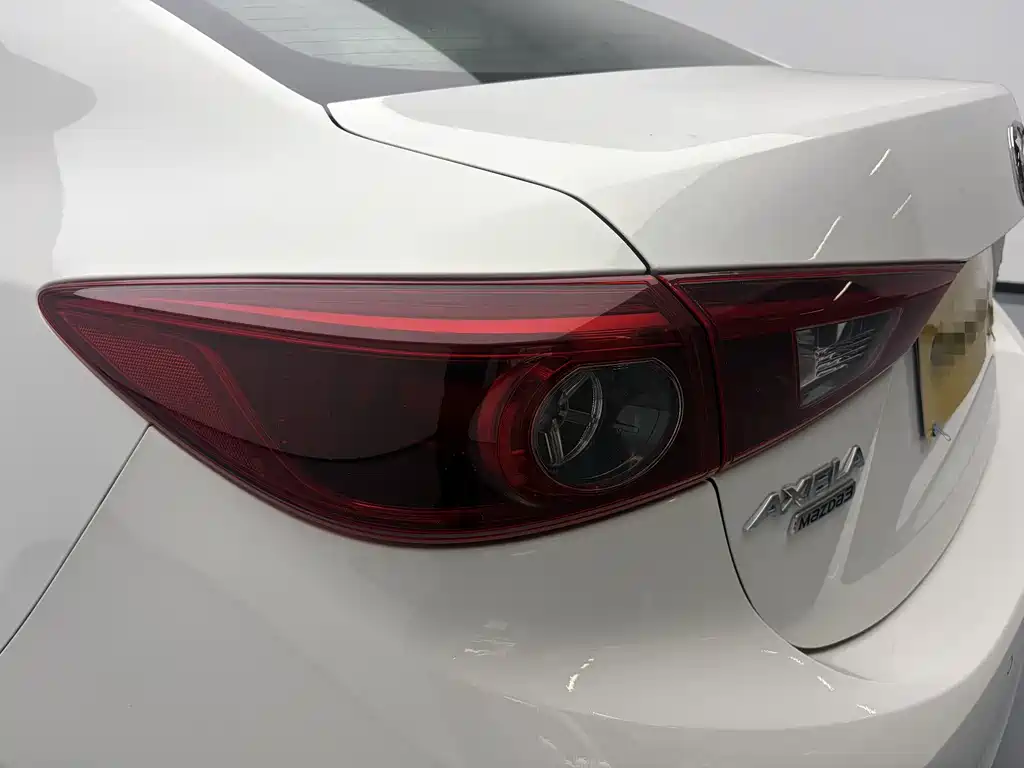 Mazda Mazda3 3 2017 1.5L AT Luxury V