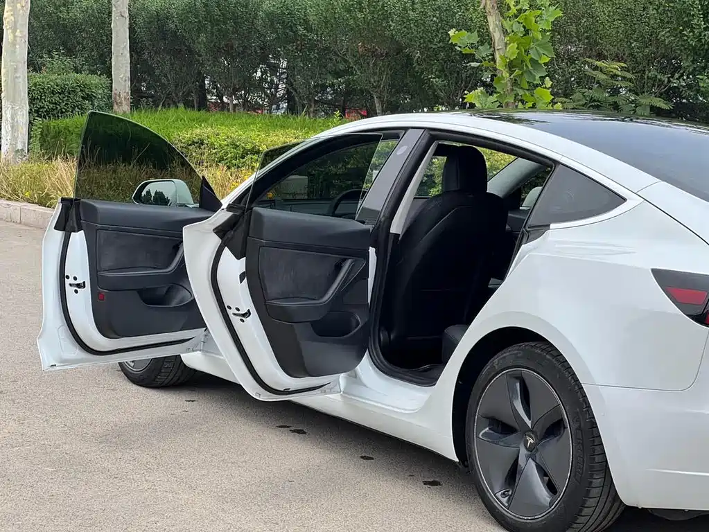 Tesla Model 3 — миниатюра 12