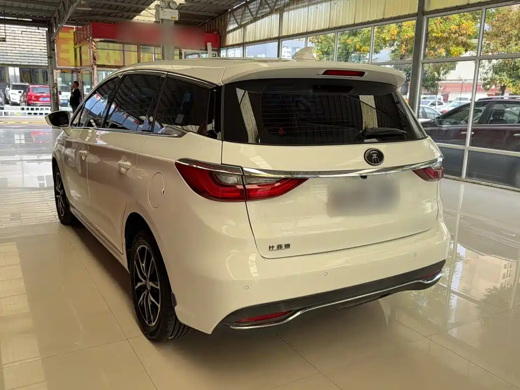 BYD MAX — миниатюра 8