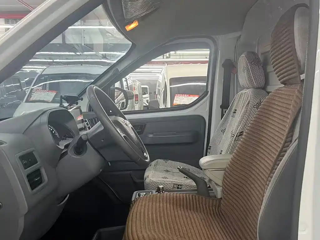 Wuling Yangguang — миниатюра 10