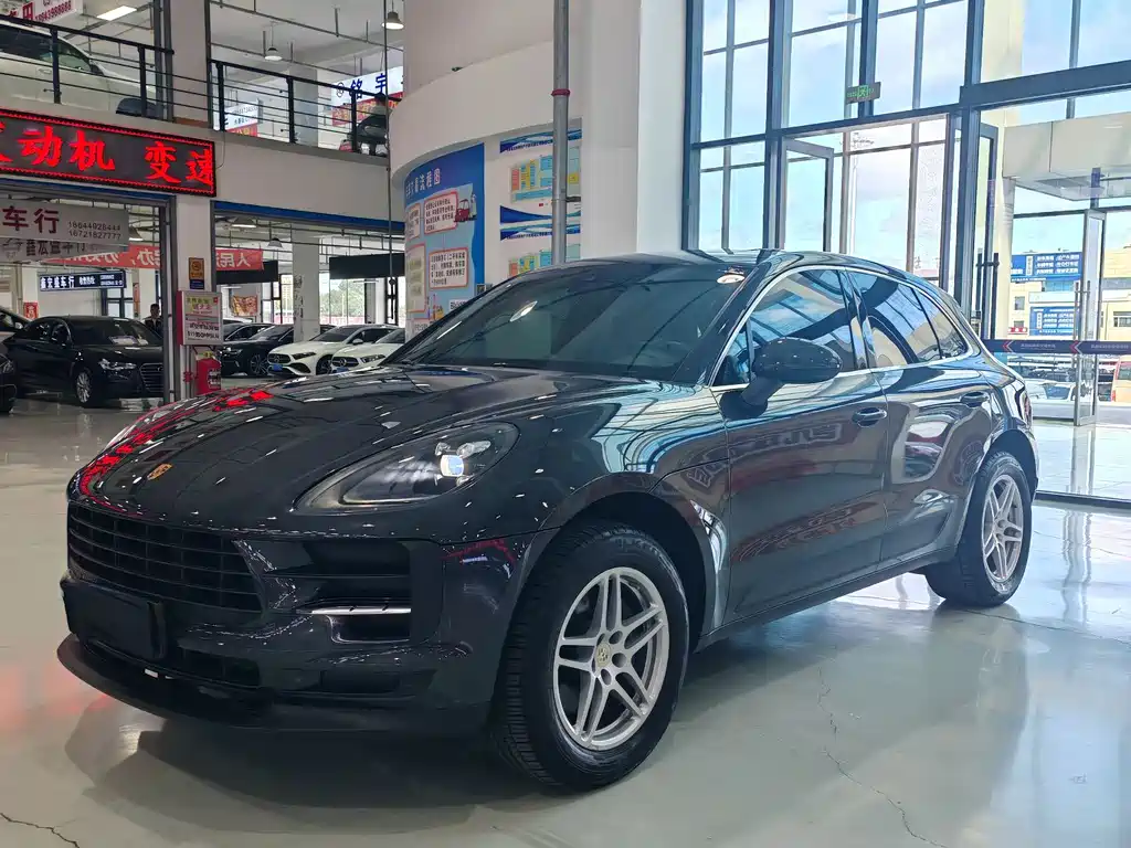 PORSCHE MACAN