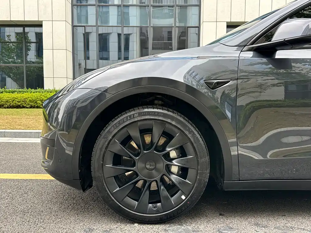 Tesla Model Y — миниатюра 21