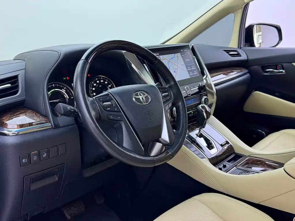 Toyota Alphard — миниатюра 7