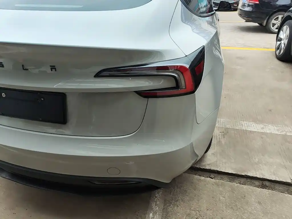 Tesla Model 3 — миниатюра 8