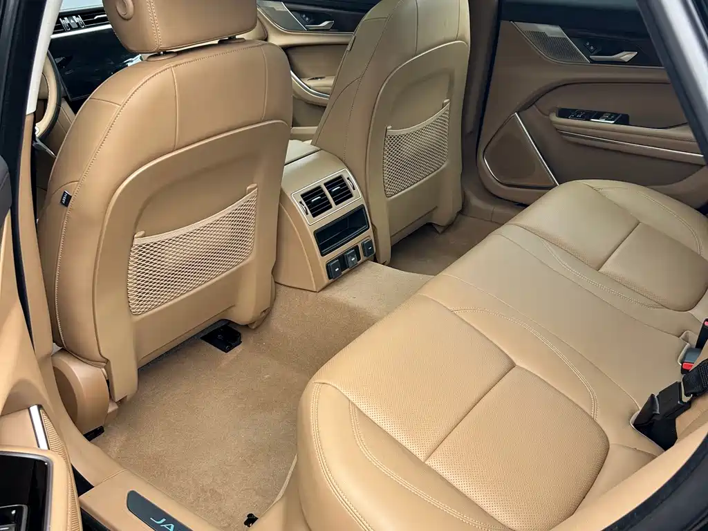 Jaguar XFL — миниатюра 4