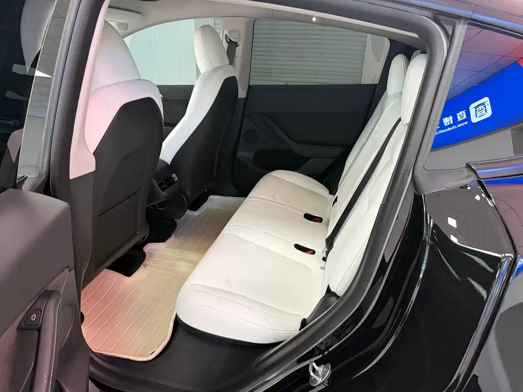 Tesla Model Y — миниатюра 9
