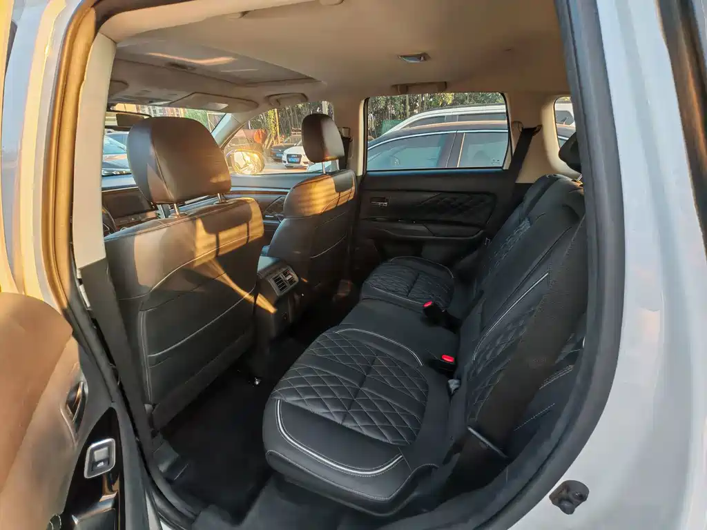 Mitsubishi Outlander — миниатюра 8
