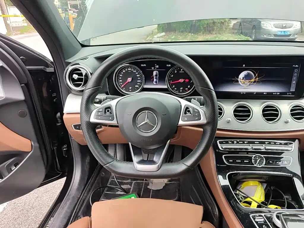 Mercedes-Benz E-Class — миниатюра 11
