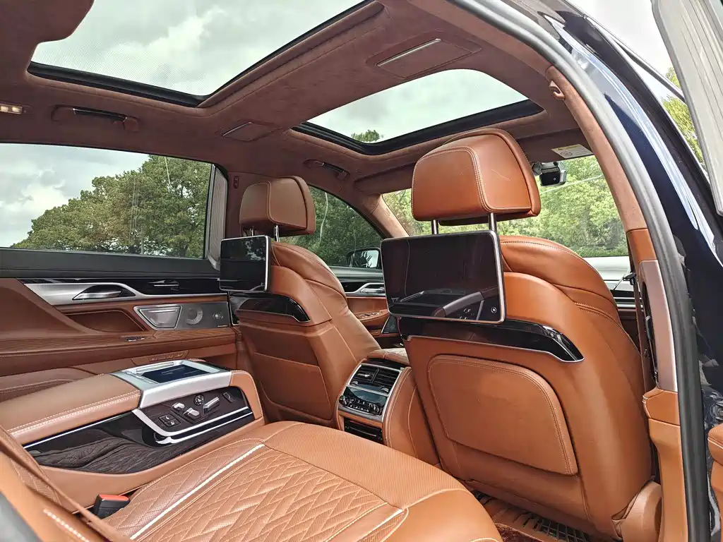 BMW 7 Series — миниатюра 12