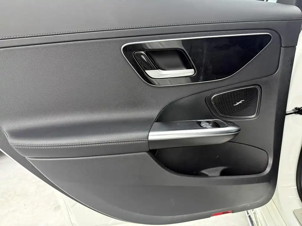 Mercedes-Benz C-Class — миниатюра 11