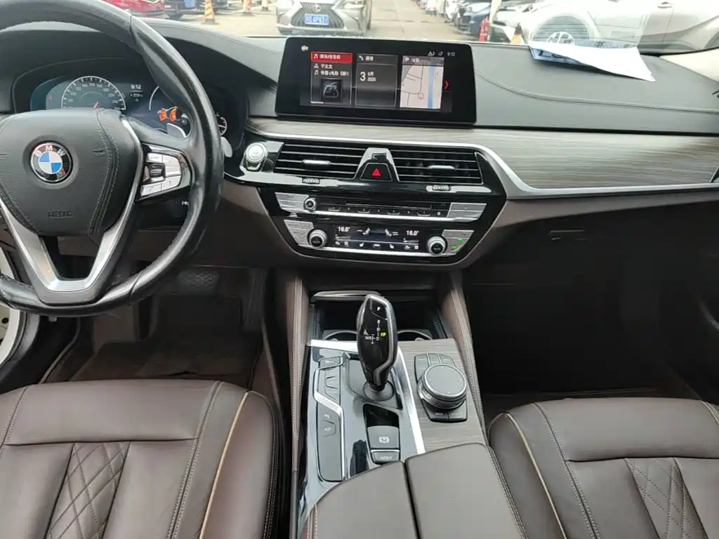 BMW 5 Series — миниатюра 13