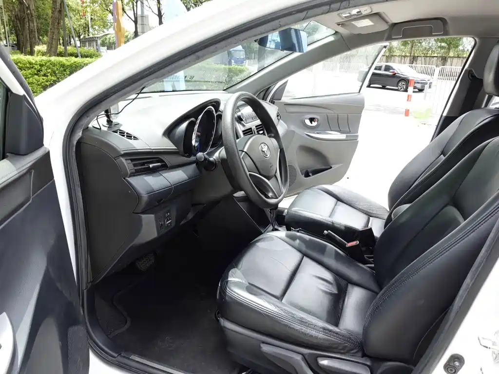 Toyota Yaris L — миниатюра 6