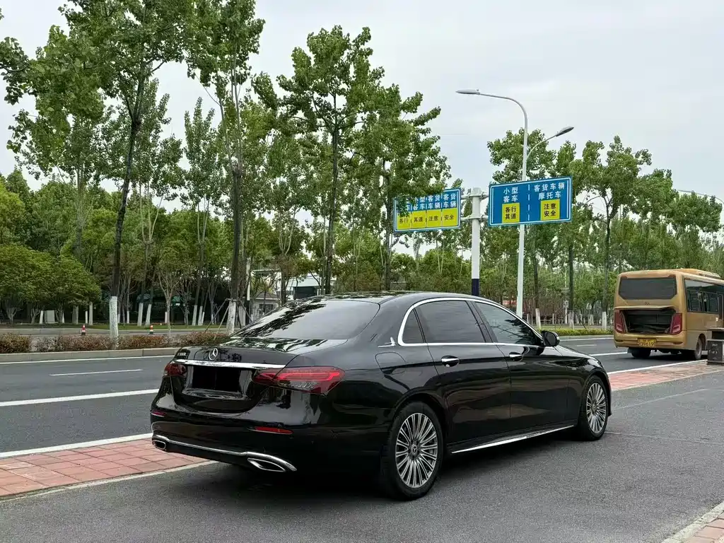 Mercedes-Benz E-Class — миниатюра 9