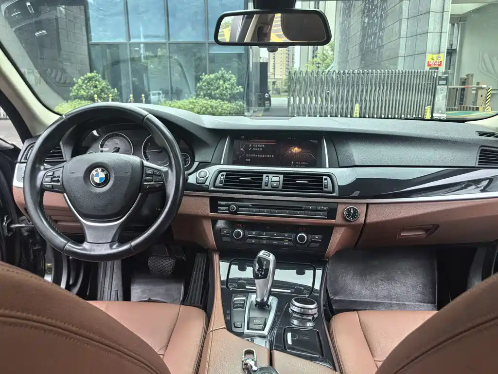 BMW 5 Series — миниатюра 9
