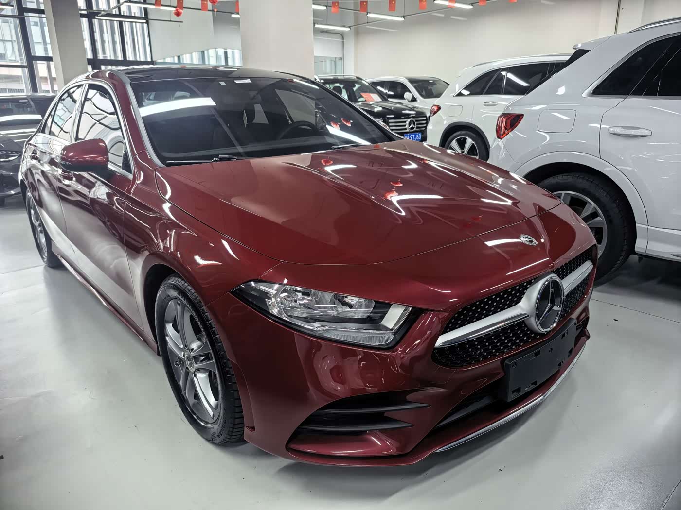 Mercedes-Benz A-Class 1.3 л 2021 г. красный/фиолетовый, пробег 28000 км