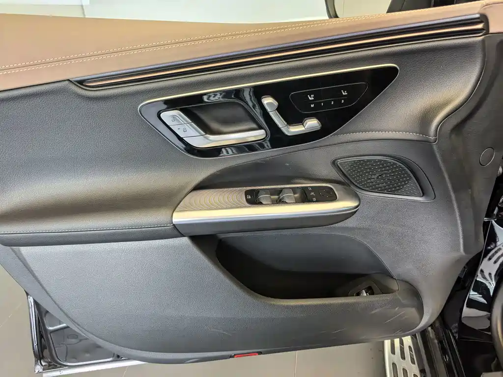 Mercedes-Benz EQE SUV — миниатюра 15