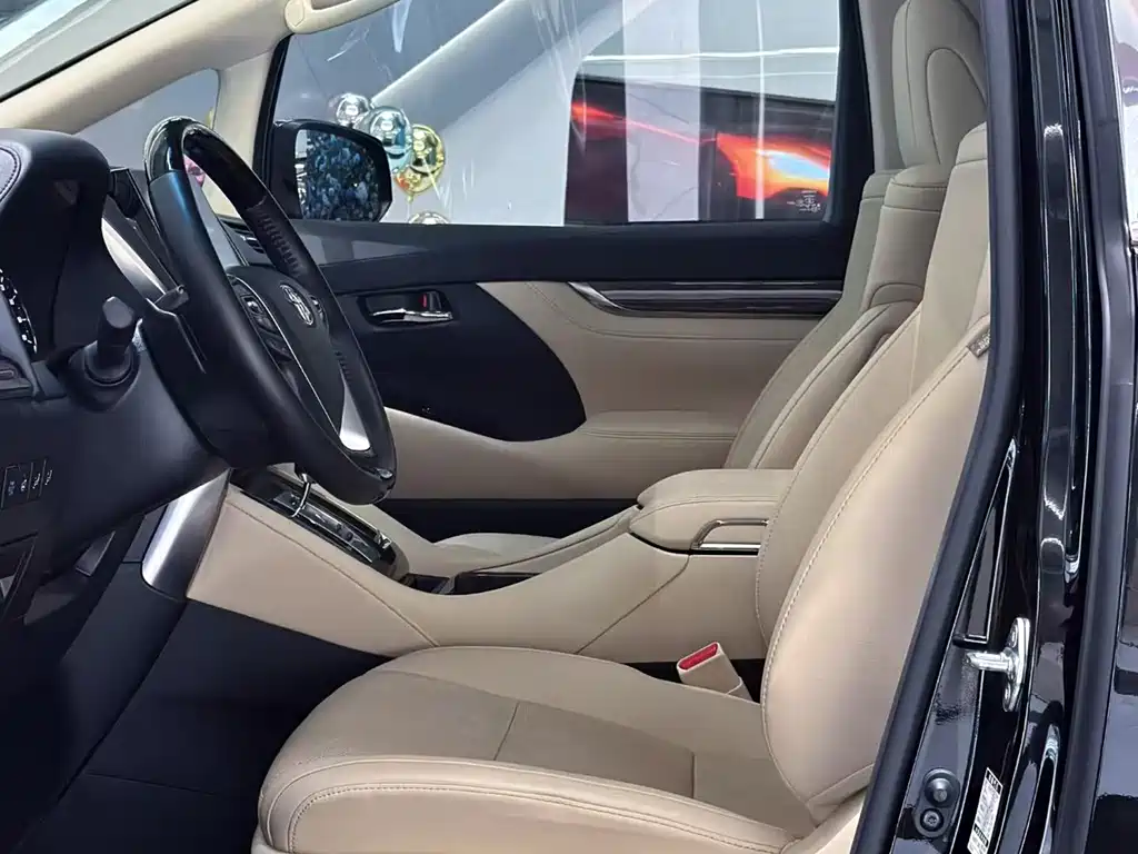 Toyota Alphard — миниатюра 6