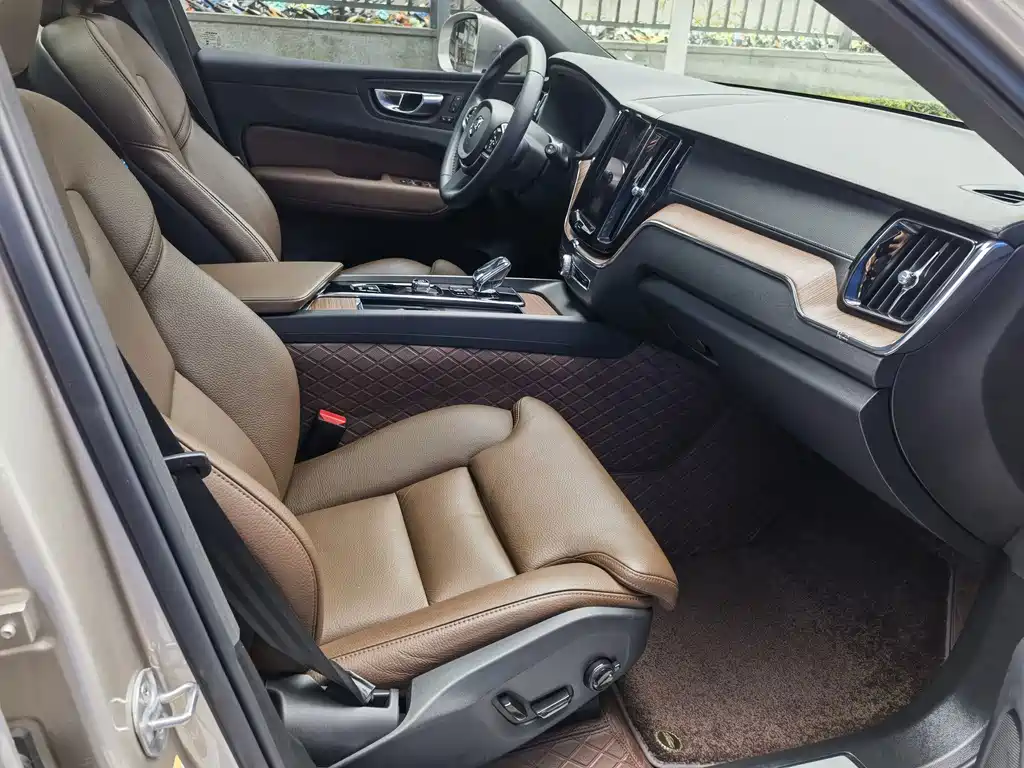 Volvo XC60 PHEV — миниатюра 22