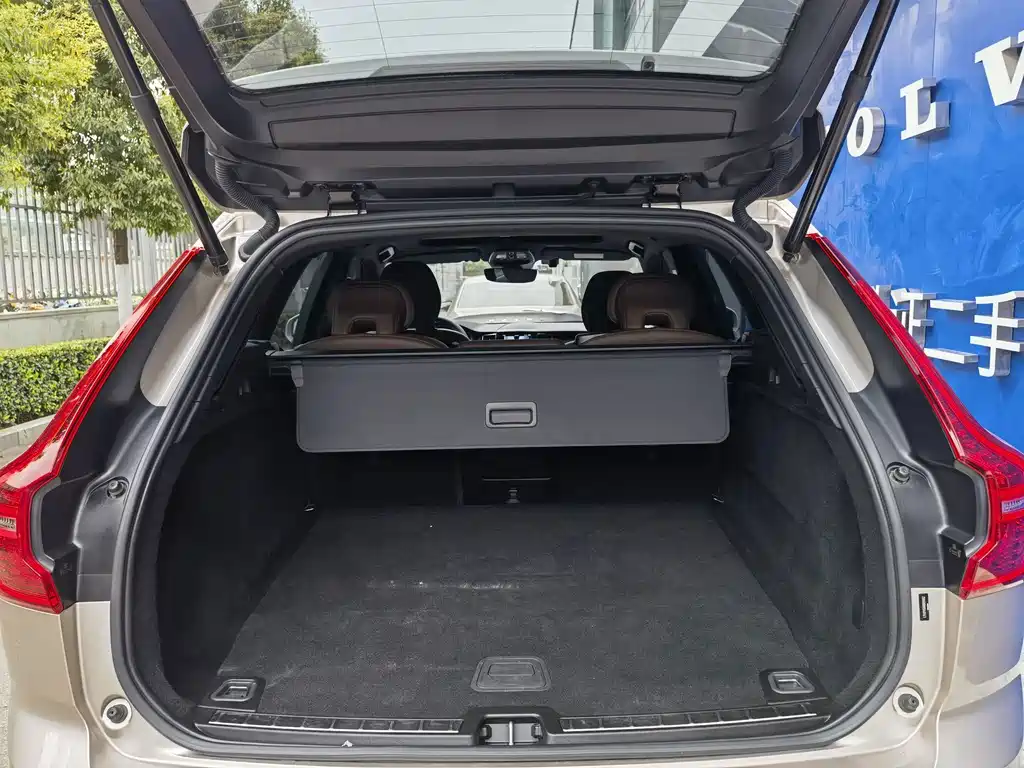 Volvo XC60 PHEV — миниатюра 7