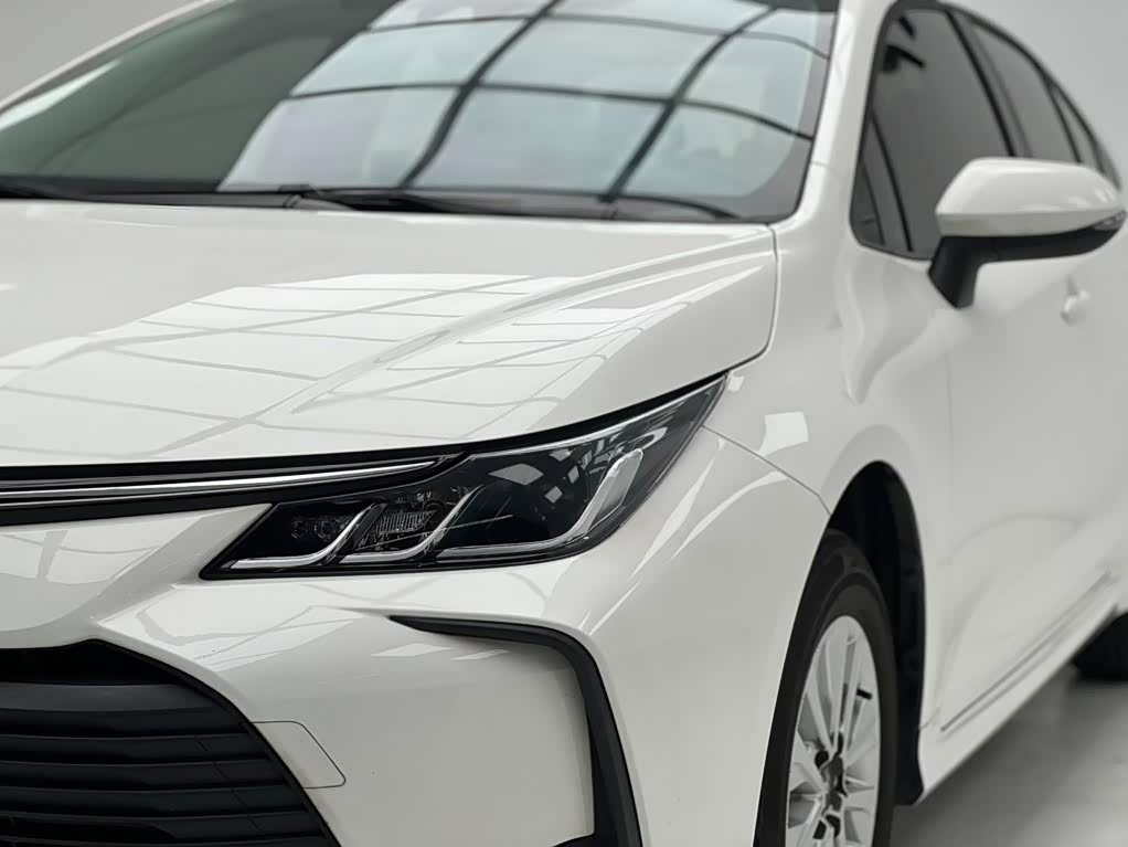 Toyota Corolla 1.2 л 2023 г. Белый, пробег 38000 км
