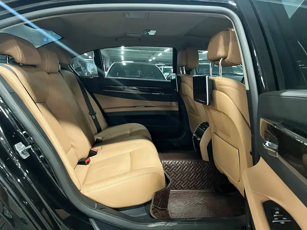BMW 7 Series — миниатюра 14
