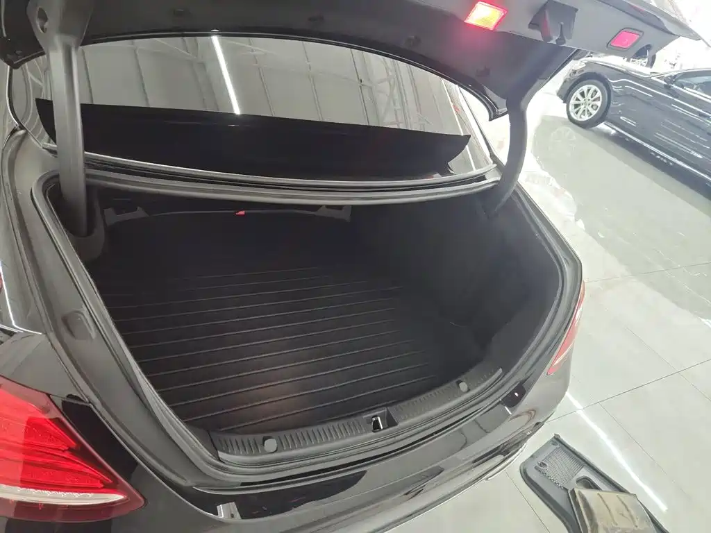 Mercedes-Benz E-Class — миниатюра 12