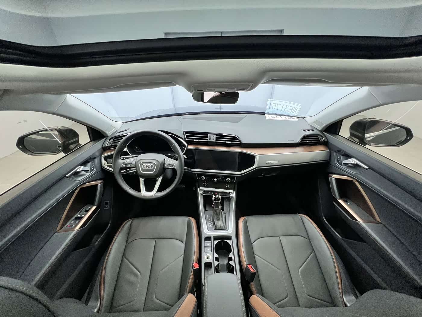 Audi Q3 1.4 л 2023 г. Серебристо-серый, пробег 43000 км