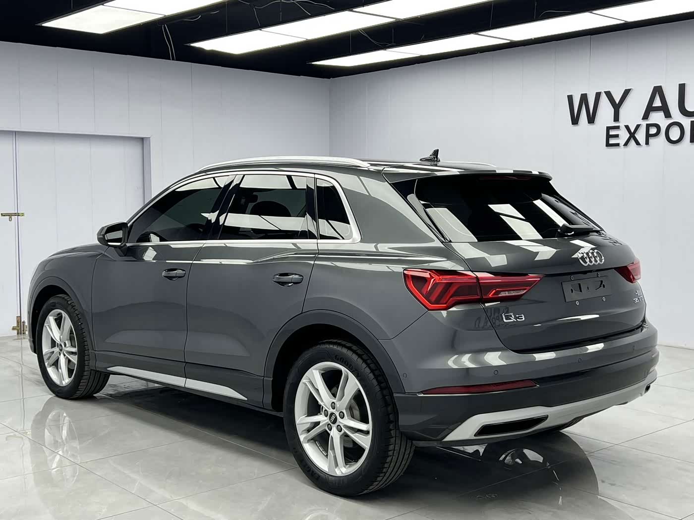 Audi Q3 1.4 л 2023 г. Серебристо-серый, пробег 43000 км