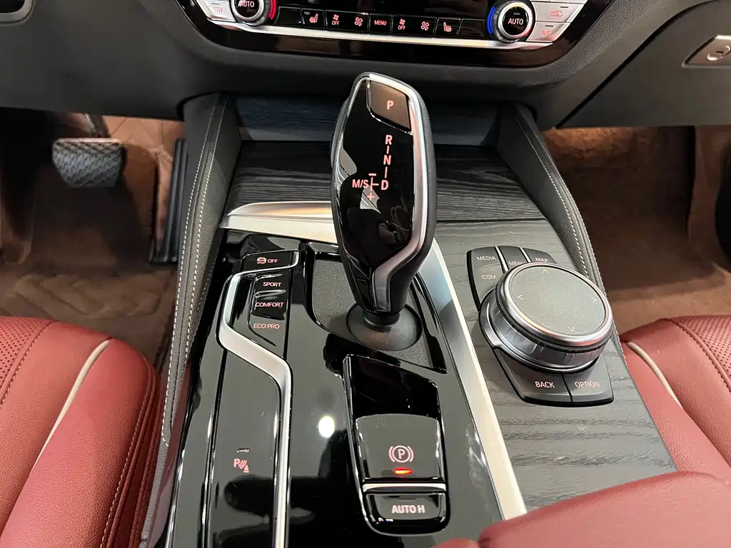BMW 5 Series — миниатюра 7