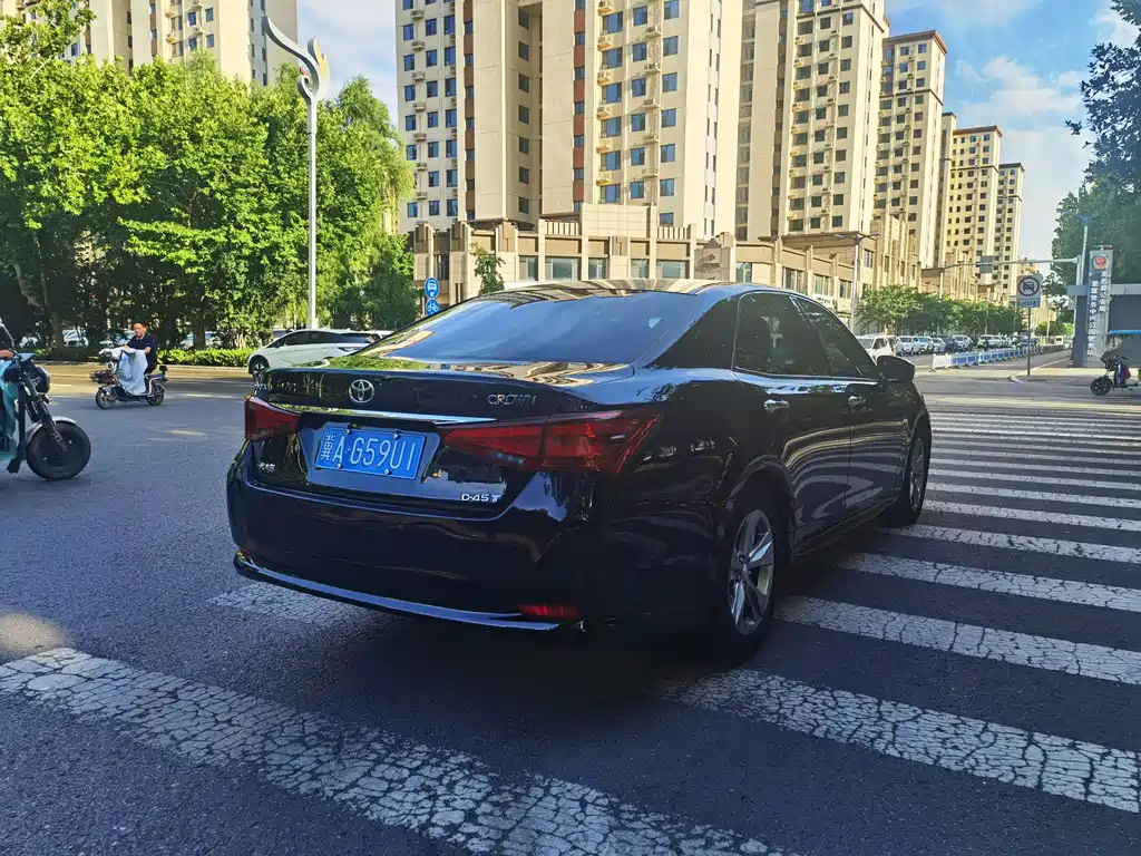 Toyota Crown — миниатюра 10