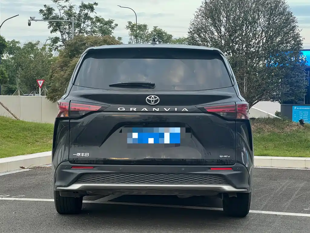 Toyota Granvia — миниатюра 8