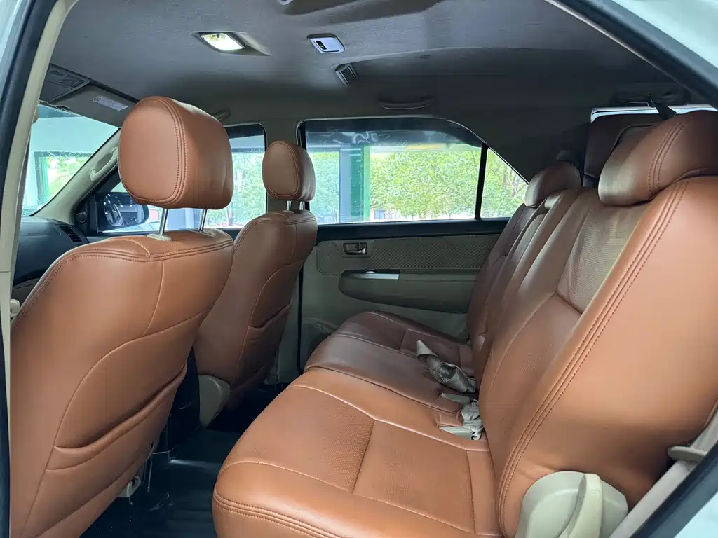 Toyota Fortuner — миниатюра 6
