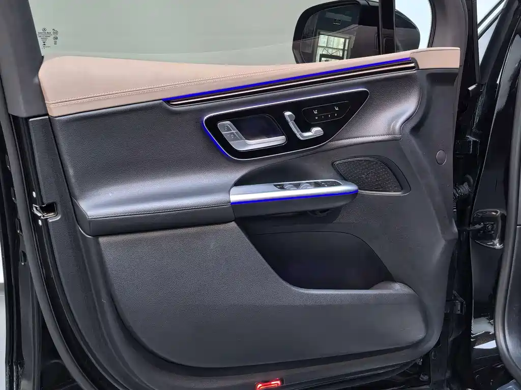 Mercedes-Benz EQE SUV — миниатюра 7