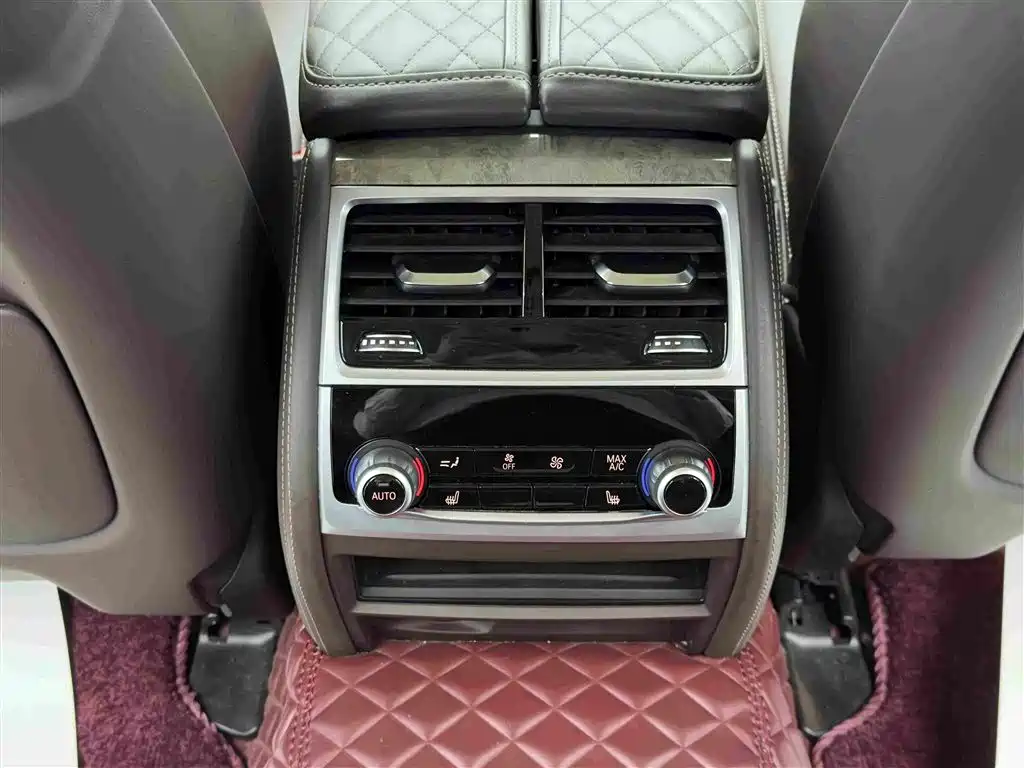 BMW 7 Series — миниатюра 12