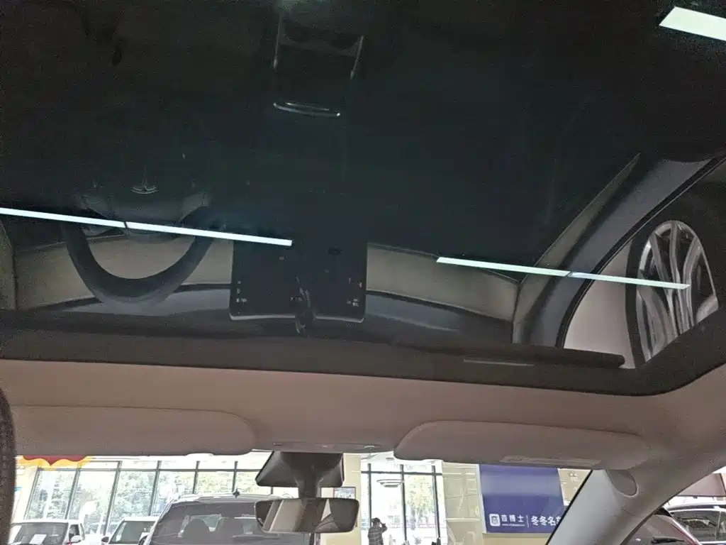 Tesla Model Y — миниатюра 18