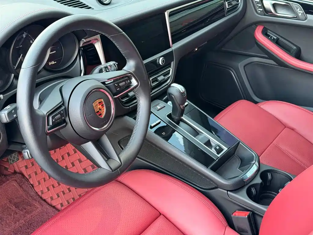 PORSCHE MACAN