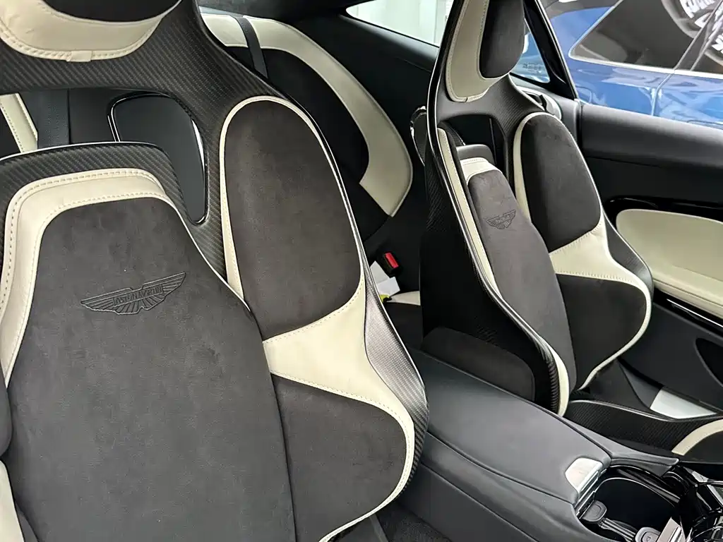 Aston Martin DB12 — миниатюра 6