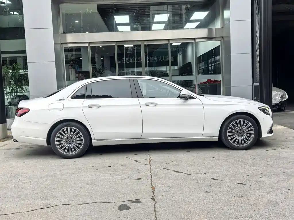 Mercedes-Benz E-Class — миниатюра 8