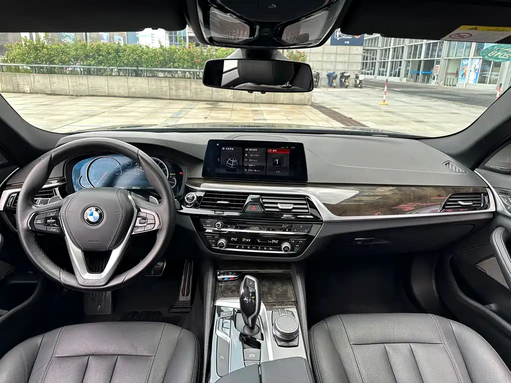 BMW 5 Series — миниатюра 9