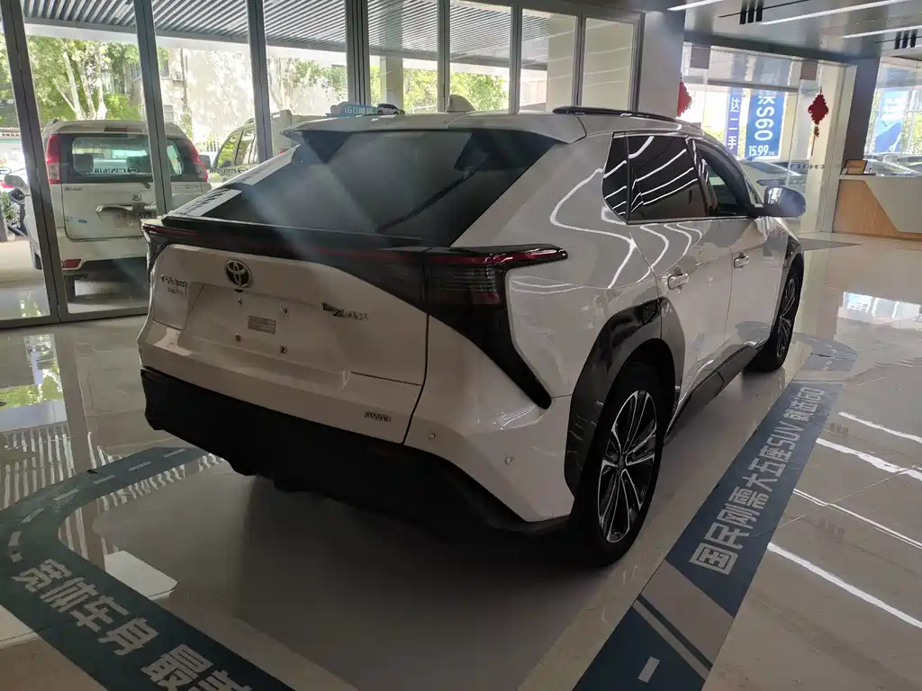 Toyota bZ4X — миниатюра 4