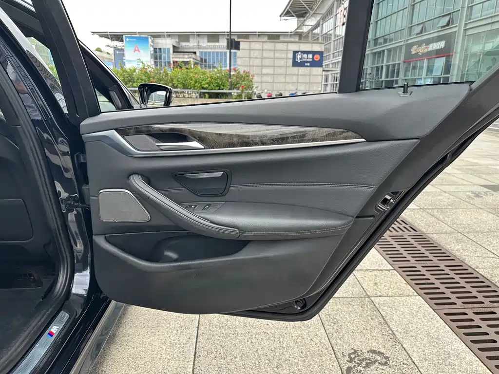BMW 5 Series — миниатюра 27