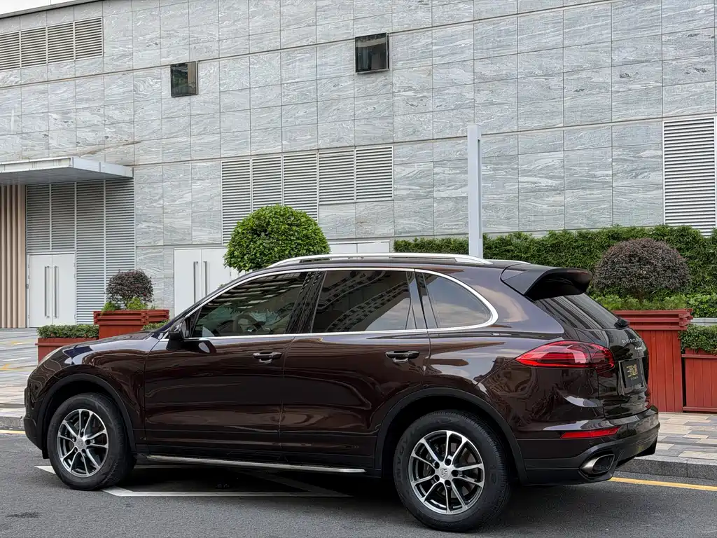 Porsche Cayenne — миниатюра 4