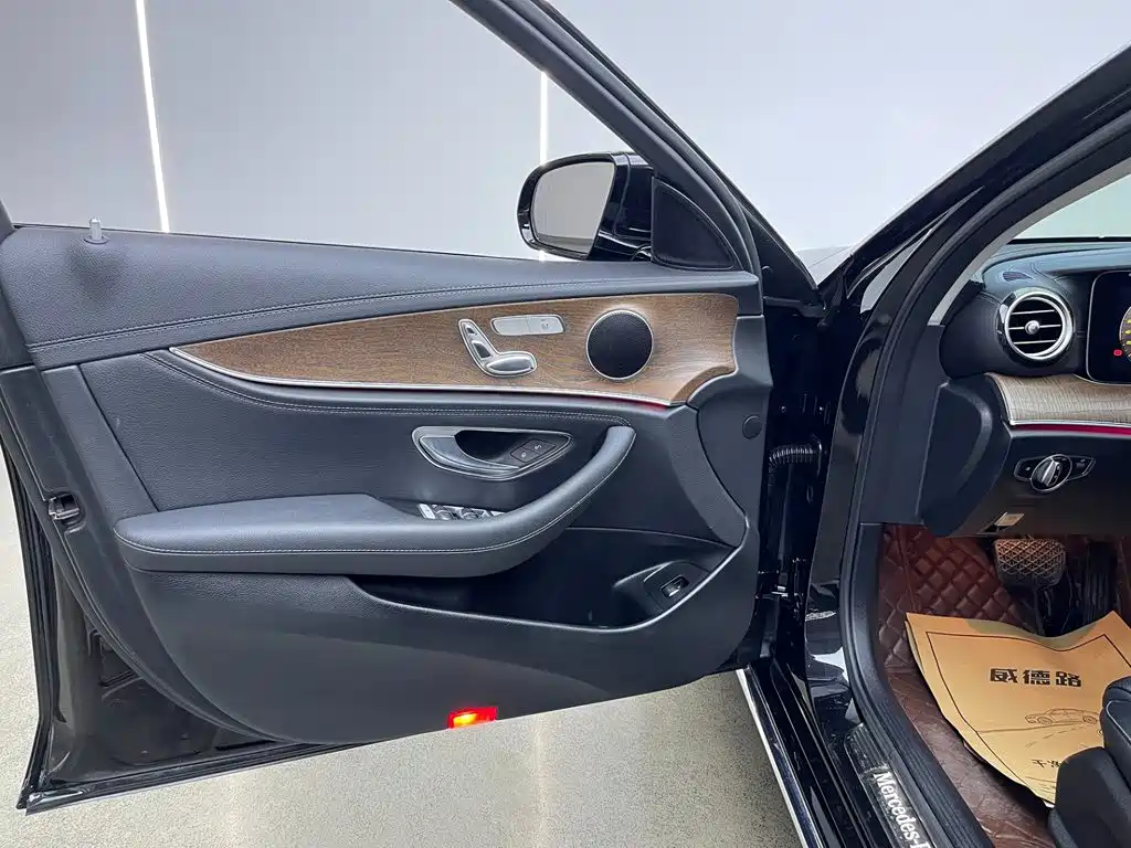 Mercedes-Benz E-Class — миниатюра 11
