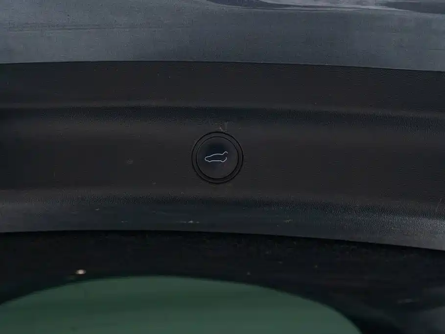 Tesla Model Y — миниатюра 10