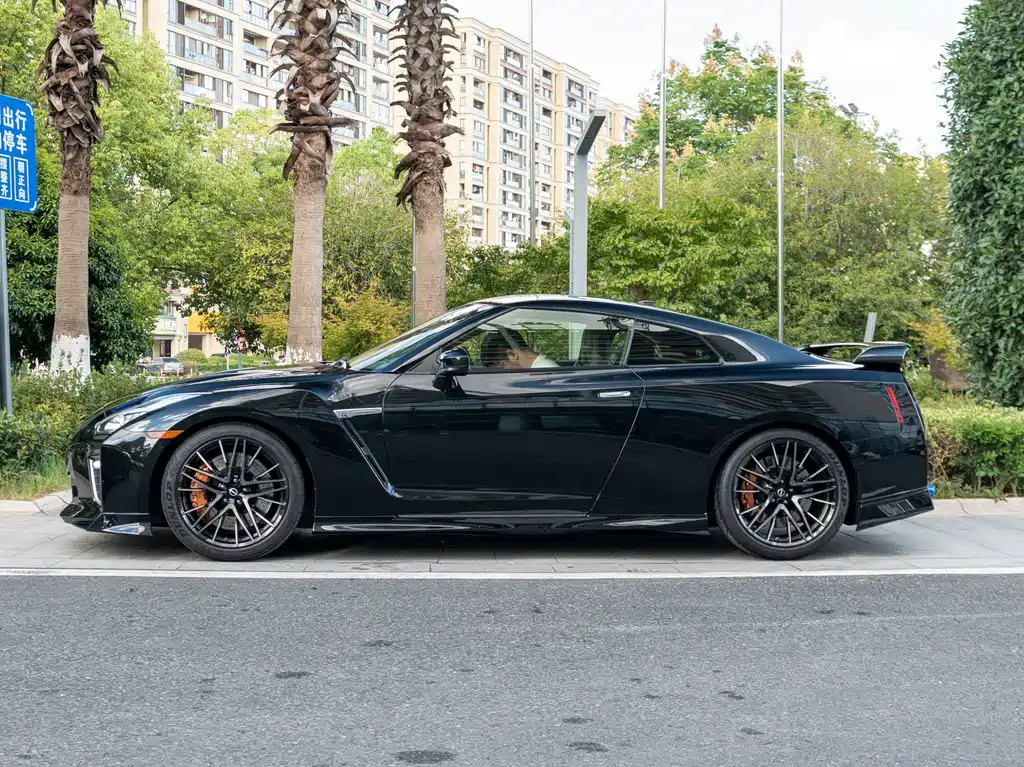 Nissan GT-R — миниатюра 3