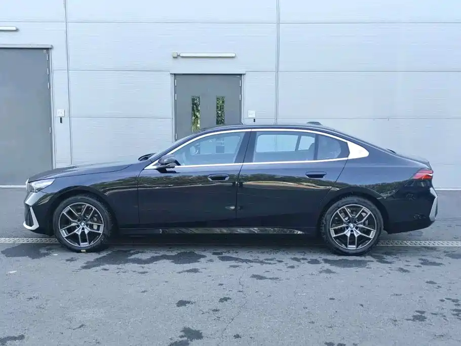 BMW 5 Series — миниатюра 2