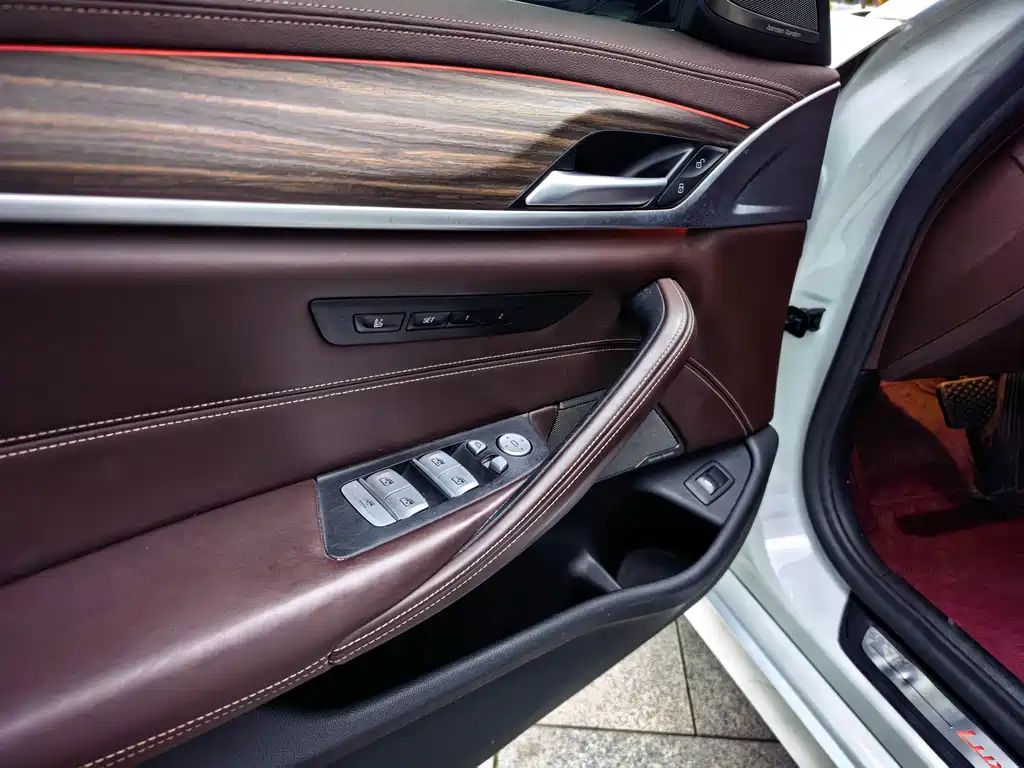 BMW 5 Series — миниатюра 8
